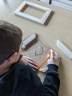 Après avoir construit les cadres en bois, on se lance sur le papier kraft. 