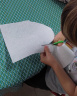 Atelier planète : d'abord découper le papier filtre