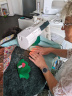 Lydia s'applique pour appliquer les différents morceaux du tapis